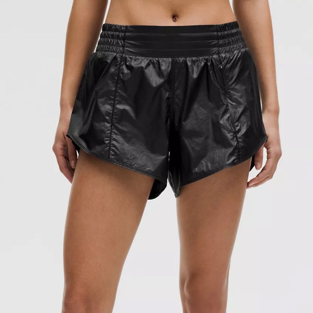 Llululemon Hotty Hot High-Rise Lined Short 4"
Matte Sheen